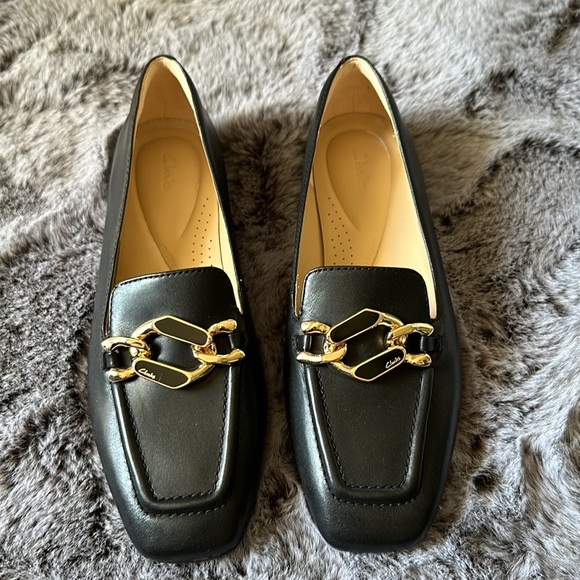 Clarks Black with gold hardware Leather Loafers size 8 - Picture 1 of 8